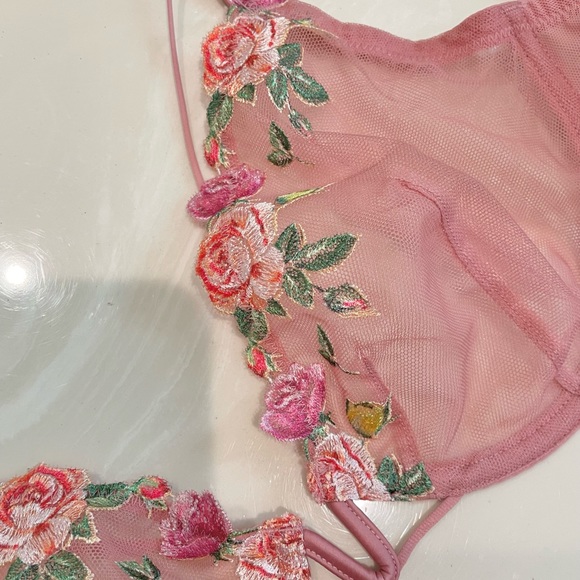 victoria’s secret very sexy unlined bra! - Picture 1 of 3